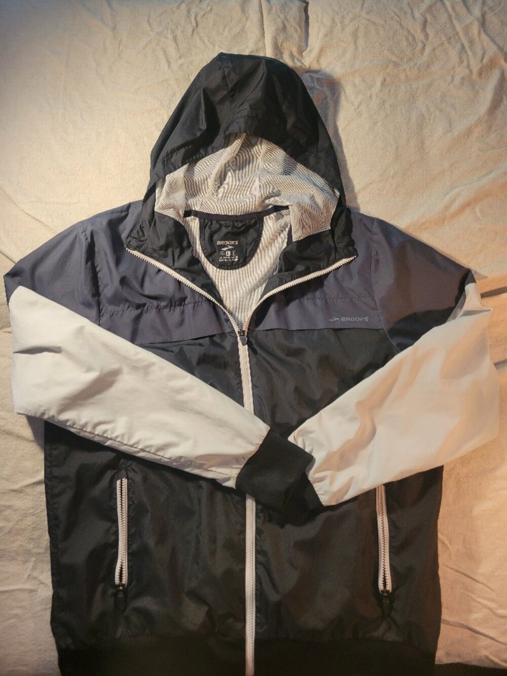 Brooks Windbreaker Size Large . zip up . hood . mesh